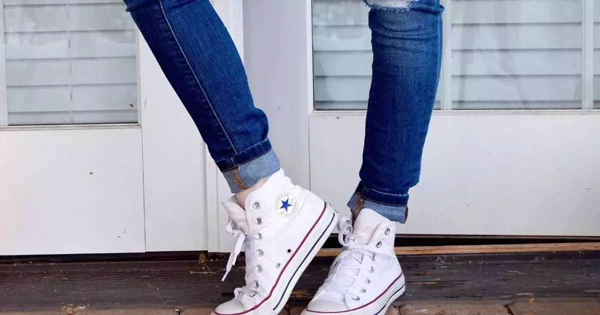 Aparador Monumental enfocar 7 looks con zapatillas blancas con las que elevarás tus prendas más básicas  y rejuvenecerás al instante