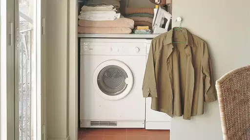 Zona de lavandería con ropa 