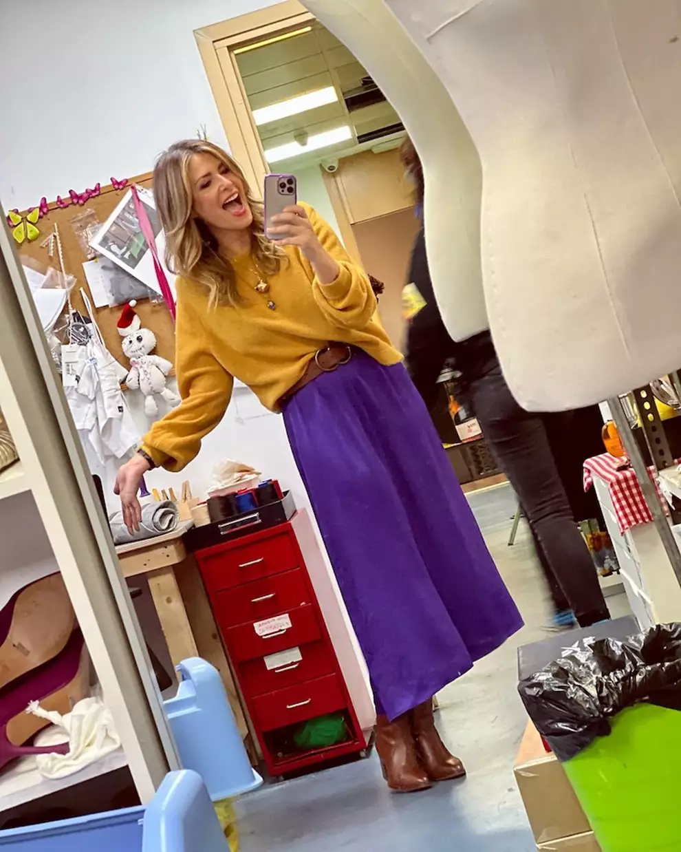 Los 10 mejores looks de Nuria Roca jersey amarillo falda morada
