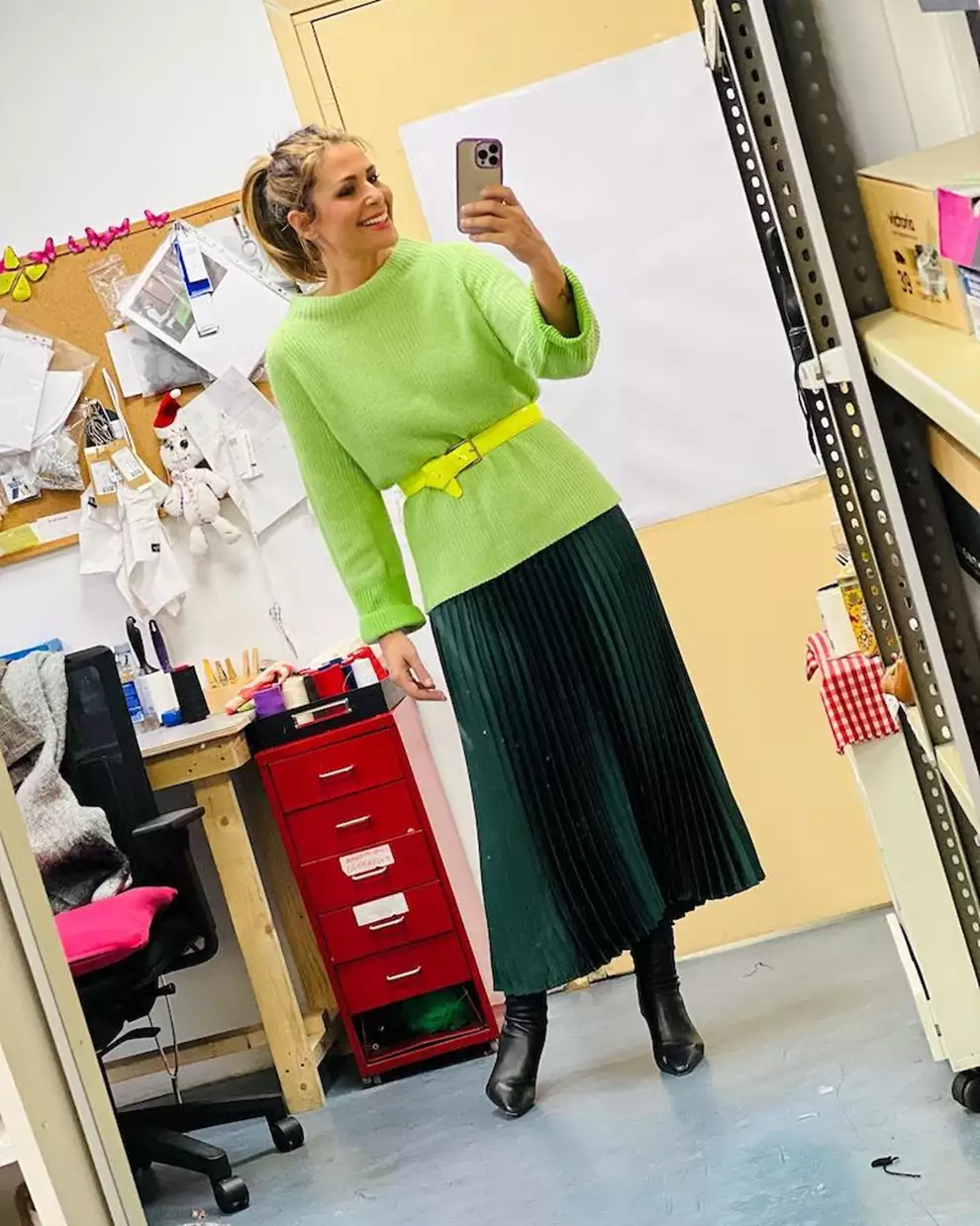 Los 10 mejores looks de Nuria Roca jersey verde falda plisada