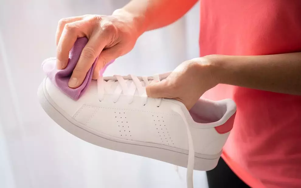 Cómo limpiar unas zapatillas blancas manchadas