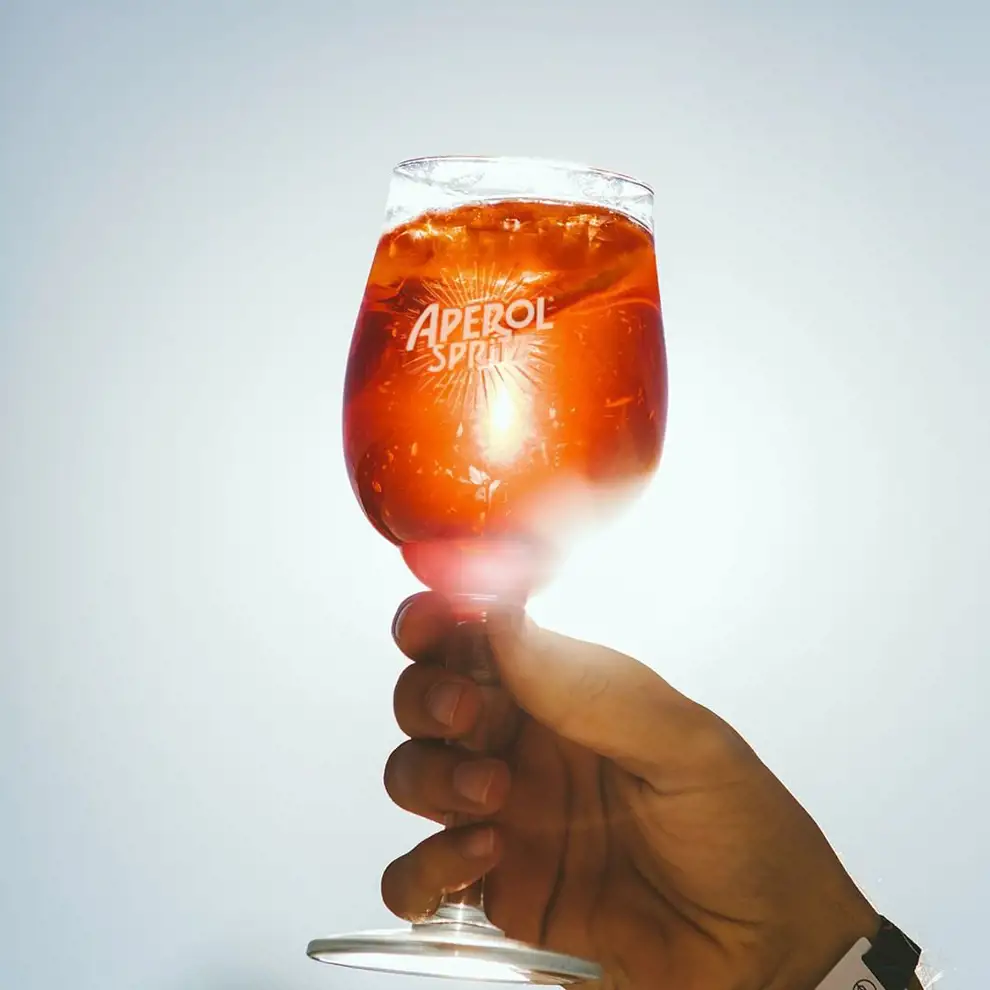 Te contamos TODO sobre el Aperol Spritz, el cóctel de moda que todo el mundo quiere
