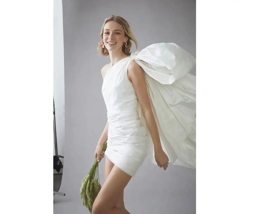 vestidos de novia cortos con detalles de volumen