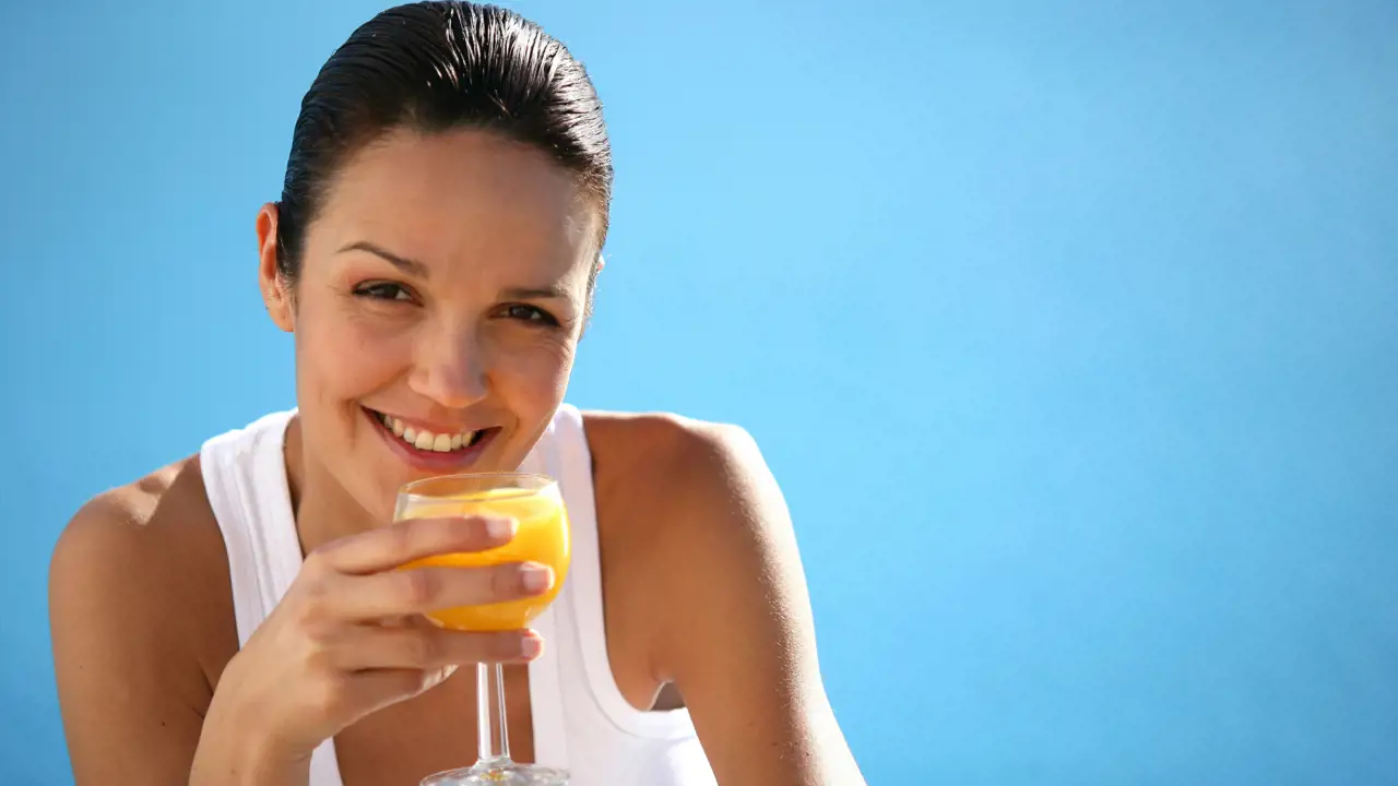 Recetas de zumos naturales y saludables para paliar los excesos del verano
