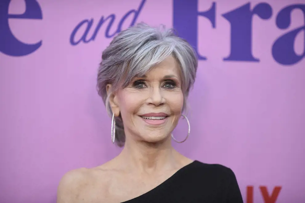 mechas colores pelo con efecto antiedad a los 40, 50 y 60: canas corte moderno Jane Fonda