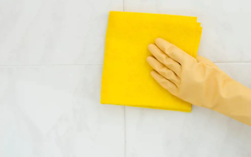 Cómo limpiar los azulejos del baño: trucos anti moho